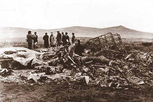 На месте крушения самолета Линь Бяо. Фото из книги &laquo;Новейшая история Китая&raquo;