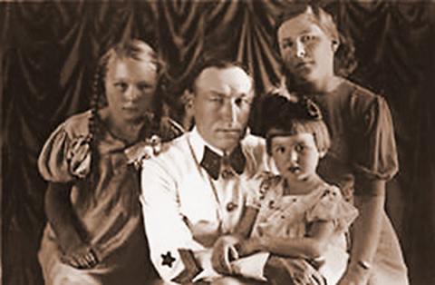 Генерал Бирюзов с женой и дочерьми. Снимок лета 1941 года. Фото из книги &laquo;Творцы Победы&raquo;  