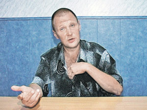 Дмитрий Копаев показывает православный крест: &laquo;Я говорил этим сектантам: веру вашу протестантскую не приму никогда...&raquo;  