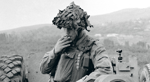 1991 год. Блокпост в Нагорном Карабахе близ Степанакерта. Внутренние войска должны были разделять конфликтующие стороны. Однако &laquo;зачистки&raquo; армянских сел азербайджанским ОМОНом продолжались  