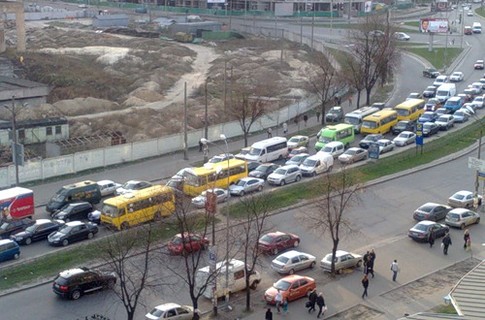 Хорошо стоим. Несмотря на то, что пробок стало меньше, в заторе можно провести до получаса  