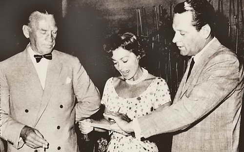 О &laquo;красном&raquo; Эрике Эриксоне в 1962 г. был снят фильм &laquo;Фальшивый предатель&raquo;. Актеры Уильям Холден (справа) и Лили Палмер с настоящим Эриком. Эриксоном смотрят подлинные документы из жизни &laquo;мастера разведки&raquo;