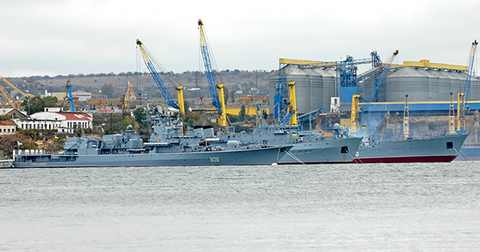 МРК &laquo;Мираж&raquo; и ракетный катер Р-71 в Камышовой бухте Севастополя  