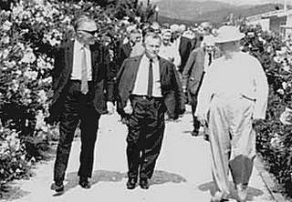 1962 год. Отдыхая на Пицунде, Никита Сергеевич встречается с советскими писателями.