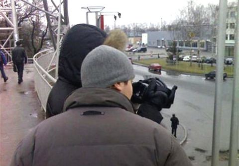 На пешеходном мосту Столичного шоссе стоит 16-летний паренек с&hellip; радаром &laquo;Визир&raquo; (один прибор в рознице стоит 28 тыс. грн.). 