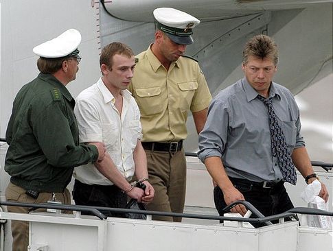 Депортация. Немецкая полиция ведет прибывшего из Украины бандита Андрея (Генриха) Кремера