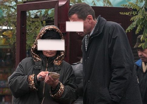 Хорошо, если "меняла" просто зарабатывает на разнице курса...