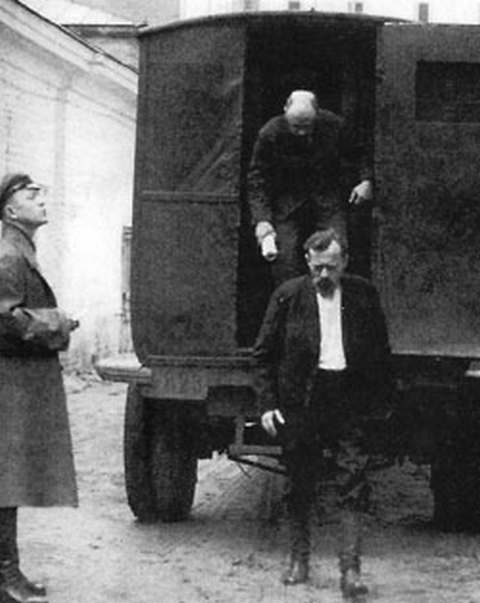 &laquo;Воронками&raquo; в СССР называли служебные автомобили ГАЗ-М1 (&laquo;Эмка&raquo;), с 1938 его модификацию ГАЗ-М1-V8, выполненную специально для нужд НКВД. Эти автомобили выпускались только чёрного цвета
