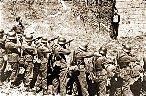 неизвестный боец сопротивления из Нормандии, перед дулами фашистских винтовок