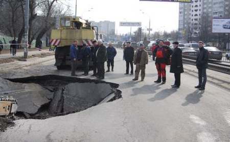 на улице Симиренко под провалившийся из-за прорыва трубы асфальт нырнула иномарка