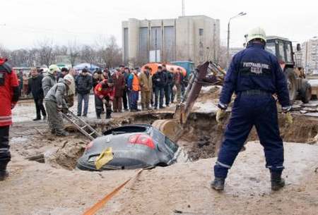 на улице Симиренко под провалившийся из-за прорыва трубы асфальт нырнула иномарка