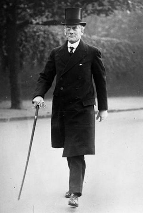 Министр иностранных дел Великобритании Остин Чемберлен (Sir Joseph Austen Chamberlain, 1963-1937), один из вождей консервативной партии. В 1927 году он демонстративно разорвал отношения с Советским Союзом и внешне все выглядело так, будто дело идет к войне. Именно поэтому Врангель сначала поверил консерватору Локкер-Лампсону. Фото (Creative Commons license) из коллекции Федерального архива Германии
