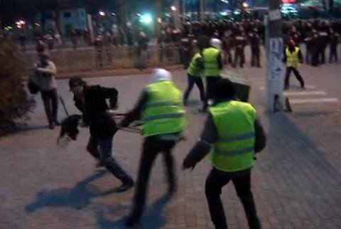 У оператора службы новостей "Харківські вісті" отобрали камеру. Скриншот видео
