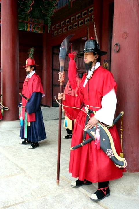 Охрана у императорского дворца Кёнбоккун (Gyeongbokgung) в Сеуле. Дворец был построен в XIV веке и состоит из 330 зданий. За долгую историю ему довелось не раз гореть и подвергаться разграблениям. Сейчас он полностью реконструирован и превращен в памятник под открытым небом. Его символическая охрана &mdash; это тоже своего рода памятник. Фото (Фотобиблиотека ВС): Наталья Власова