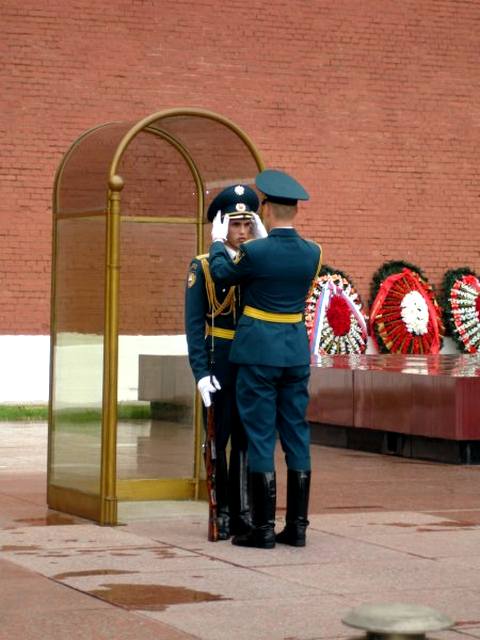 Почётный караул у Могилы неизвестного солдата в Александровском саду в Москве. Караульным на посту нельзя шевелиться, и в случае каких-либо нарушений во внешнем виде, например из-за сильного порыва ветра, исправлять их должен начальник караула. Фото (Фотобиблиотека ВС): Владимир Алимов