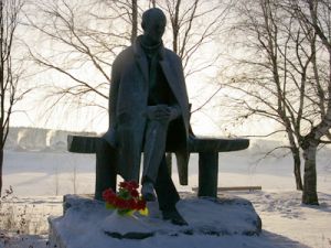 Памятник в г. Тотьме Вологодской области напоминает, что Николай Рубцов был воспитанником детского дома в этом районе и учился в Тотемском лесотехническом техникуме. Фото с сайта mingitau.livejournal.com