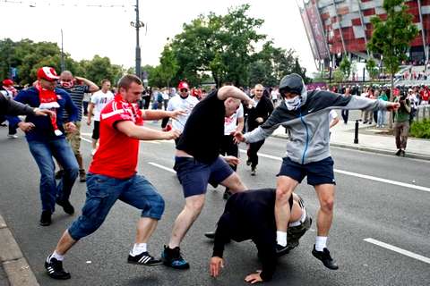Эти фанаты не хотели Евро-2012.