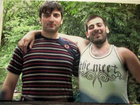 Шапи Гаджиев (слева) с родным братом, который сидит за изнасилование
