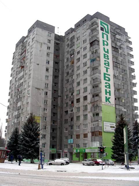 Тело Алексея обнаружили возле входа в эту 16-этажку (Фото автора)