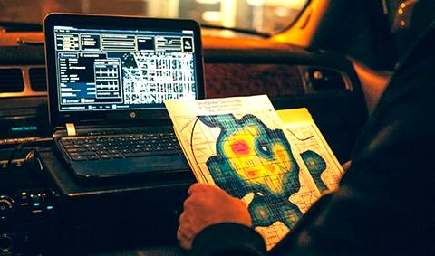 Компания ShotSpotter выпускает акустические сенсоры, которые моментально реагирует на звуки выстрелов оружия и передают данные полиции