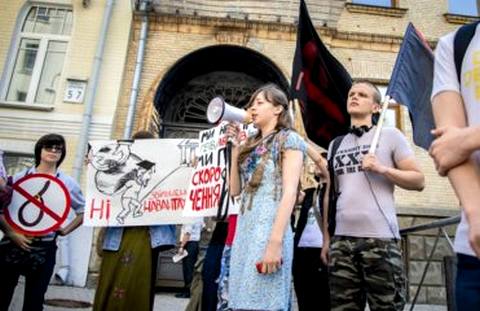 Студенты против. Студенческий профсоюз &laquo;Пряма дія&raquo; 15 мая пикетировал Администрацию президента, протестуя против сокращений преподавателей  Фото: Роман Еременко