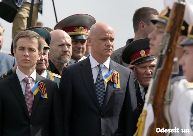  Геннадий Труханов - в центре