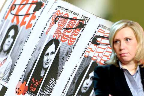 Светлана Бахмина, осуждена по &laquo;делу ЮКОСа&raquo; по статье 160 (&laquo;Присвоение или растрата&raquo;). Отсидела с 7 декабря 2004 по 27 апреля 2009, в 2008 родила в колонии дочь.  