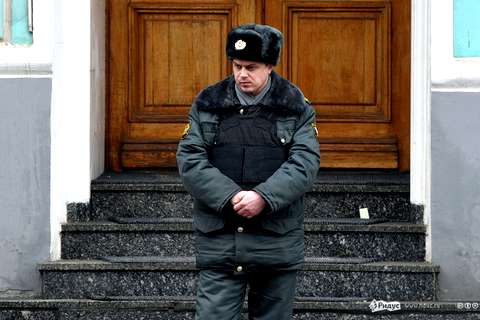 Сотрудник полиции около посольства Республики Белоруссия. &copy; Антон Тушин/Ridus.ru