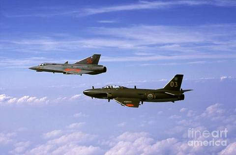 в совместном полете потенциальные носители шведского ядерного оружия Saab-32 &laquo;Лансен&raquo; и Saab-35 &laquo;Дракен&raquo;  