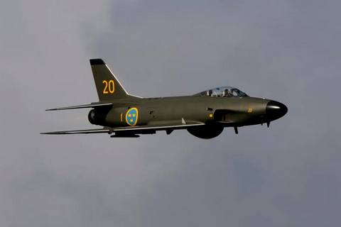 в полете потенциальные носители шведского ядерного оружия Saab-32 &laquo;Лансен&raquo; и Saab-37 &laquo;Вигген&raquo;  