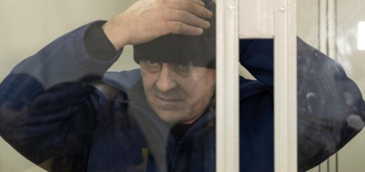 Шевченківський районний суд Києва засудив до довічного увʼязнення полоненого російського військового 40-ї окремої бригади морської піхоти Збройних сил РФ Володимира Іванова за розстріл двох українських військовополонених у Курській області у січні 2025 року. Це перший вирок за воєнні злочини росіян на Курщині. Суспільне Новини/Іван Антипенко