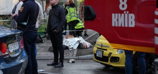 Поліцейські працюють на місці розстрілу людей у Голосіївському районі. Київ, 18 квітня 2026 року. Суспільне Новини/Іван Антипенко