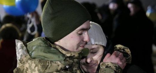 ВОЗВРАЩЕНИЕ УКРАИНСКИХ ПЛЕННЫХ ПОСЛЕ ОБМЕНА. 2017 Г. / ФОТО РУСЛАНА КАНЮКИ / «День»