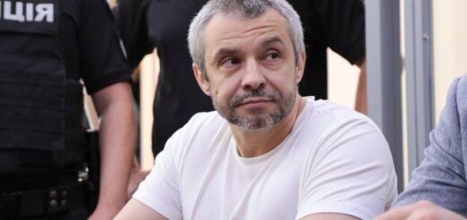 Обвинувачений Олексій Левін під час оголошення вироку у залі Дніпровського райсуду Києва, 26 червня 2023 року Фото: Стас Юрченко, Ґрати
