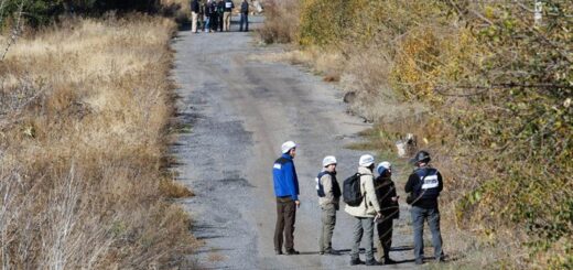 Фото: EPA/UPGСпостерігачі ОБСЄ перевіряють ситуацію в с. Петрівське, Донецька обл., 09 жовтня 2019.
