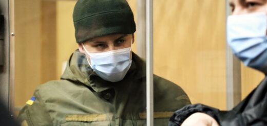 Подозреваемый нацгвардеец Артемий Рябчук, которому инкриминируют убийство сослуживцев, в зале Кировского районного суда Днепра 28 января 2022 года Фото: Виктория Рощина / hromadske