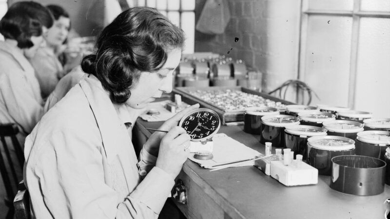 Сотрудницы US Radium Corporation окрашивают циферблат часов радиевой краской без средств защиты, 1932 год