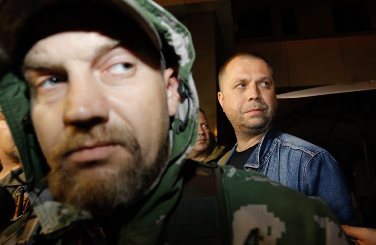 "Премьер-министр" самопровозглашенной «Донецкой народной республики» Александр Бородай (справа) в окружении российских боевиков, выступает перед СМИ после освобождения членов Специальной мониторинговой миссии ОБСЕ в городе Донецк, Украина, 27 июня 2014 года Фото: AP/Dmitry Lovetsky