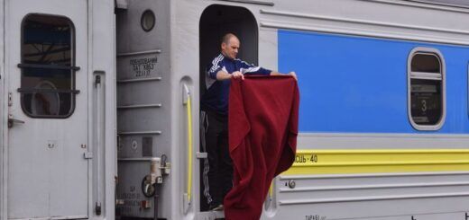 Провідник потяга на вокзалі в Запоріжжі, 2 червня 2020 року Фото: Олександр Прилепа/УНІАН