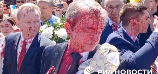 Посла Росії в Польщі облили фарбою